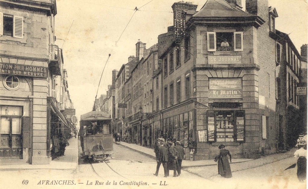 AVRANCHES LA RUE DE LA CONSTITUTION