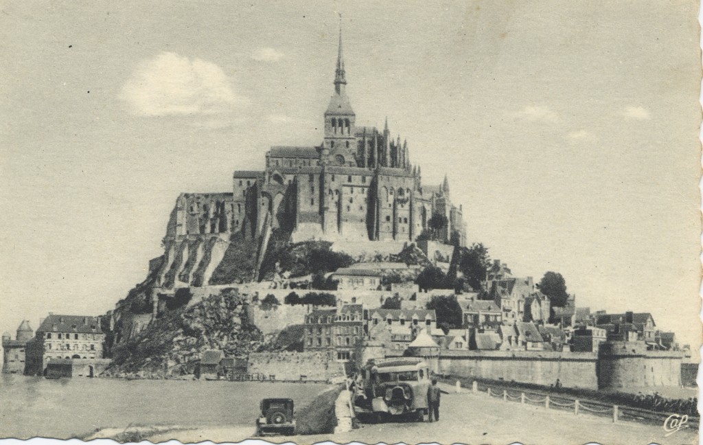 LE MONT SAINT MICHEL VU DE LA DIGUE